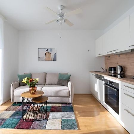 וינה Hm • Sleek 1Br Home With Balcony מראה חיצוני תמונה