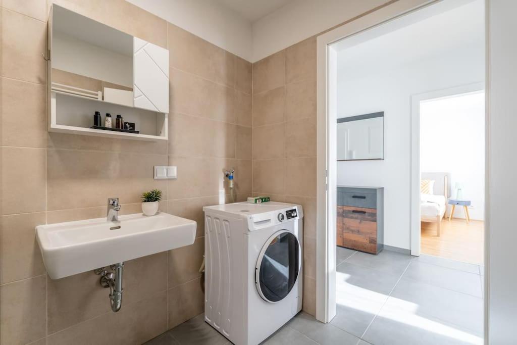 וינה Hm • Sleek 1Br Home With Balcony מראה חיצוני תמונה
