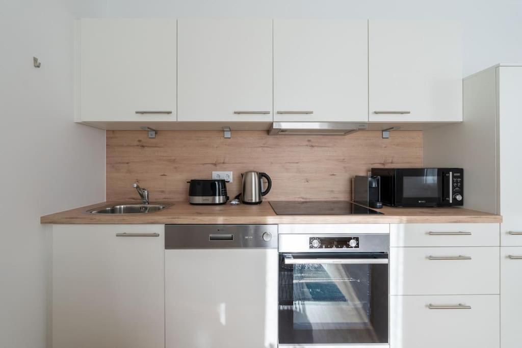 וינה Hm • Sleek 1Br Home With Balcony מראה חיצוני תמונה