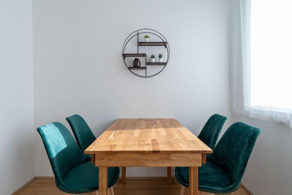 וינה Hm • Sleek 1Br Home With Balcony מראה חיצוני תמונה