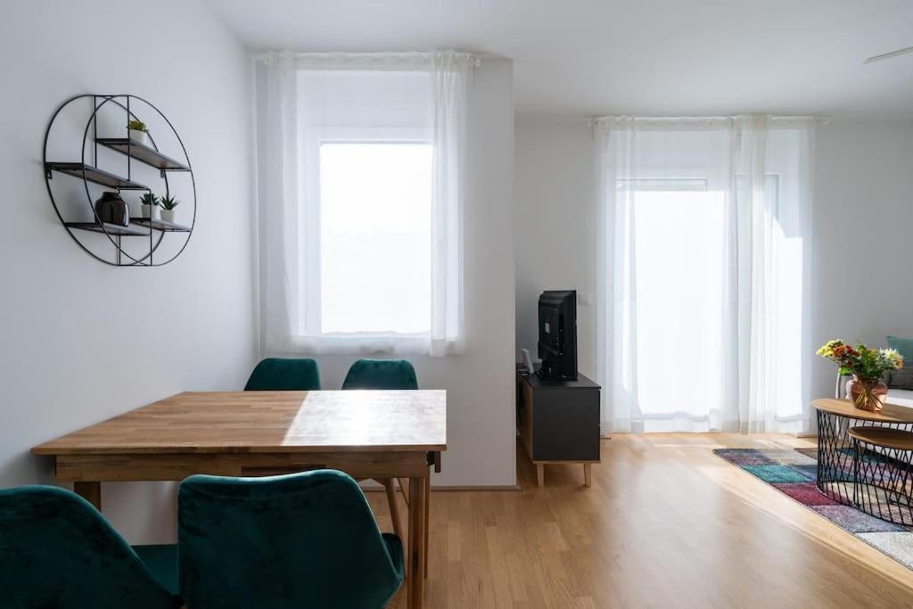 וינה Hm • Sleek 1Br Home With Balcony מראה חיצוני תמונה