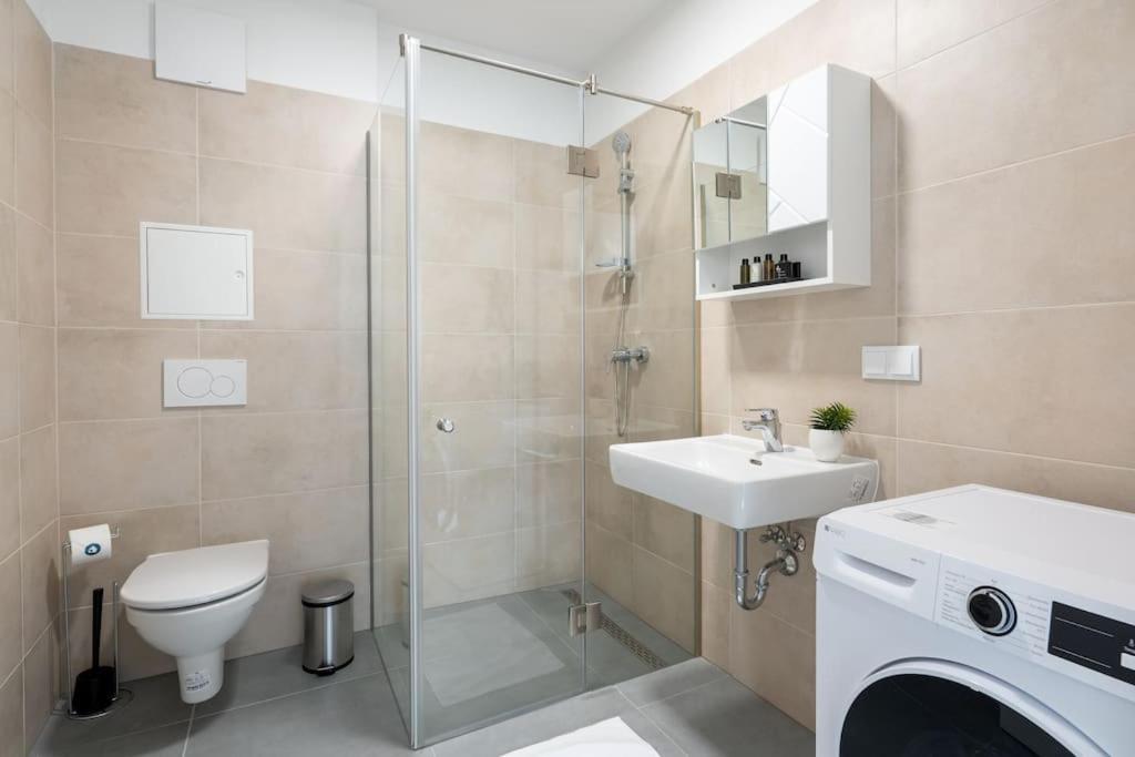 וינה Hm • Sleek 1Br Home With Balcony מראה חיצוני תמונה