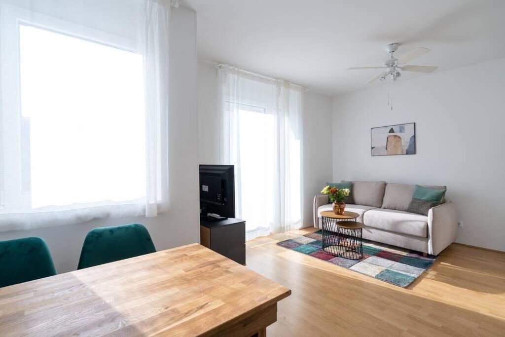 וינה Hm • Sleek 1Br Home With Balcony מראה חיצוני תמונה