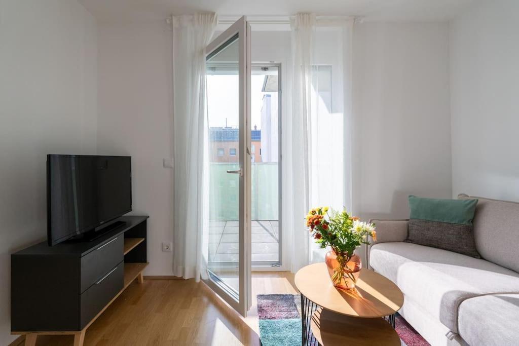 וינה Hm • Sleek 1Br Home With Balcony מראה חיצוני תמונה