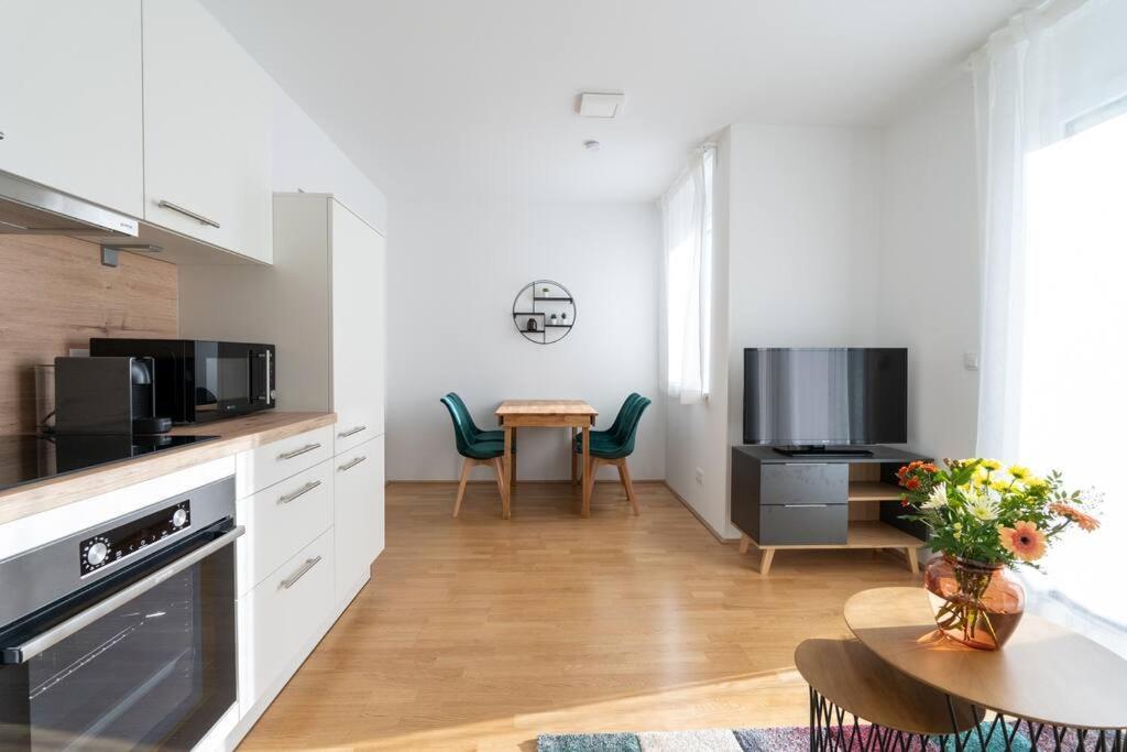 וינה Hm • Sleek 1Br Home With Balcony מראה חיצוני תמונה