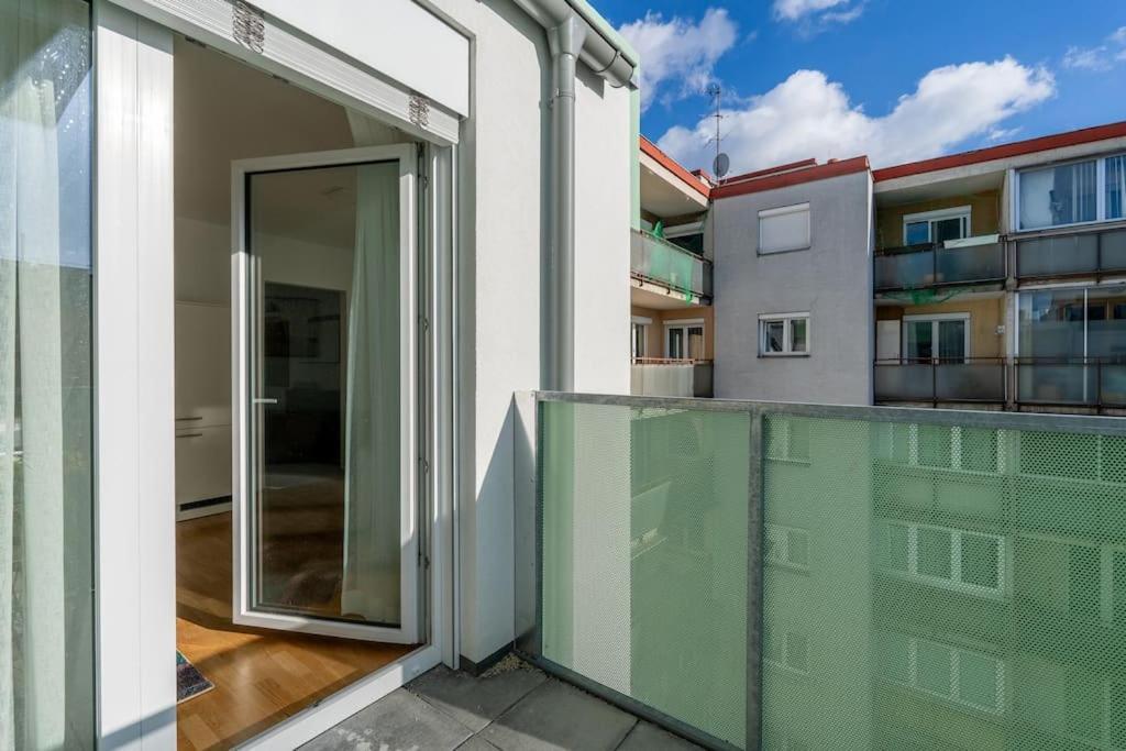 וינה Hm • Sleek 1Br Home With Balcony מראה חיצוני תמונה